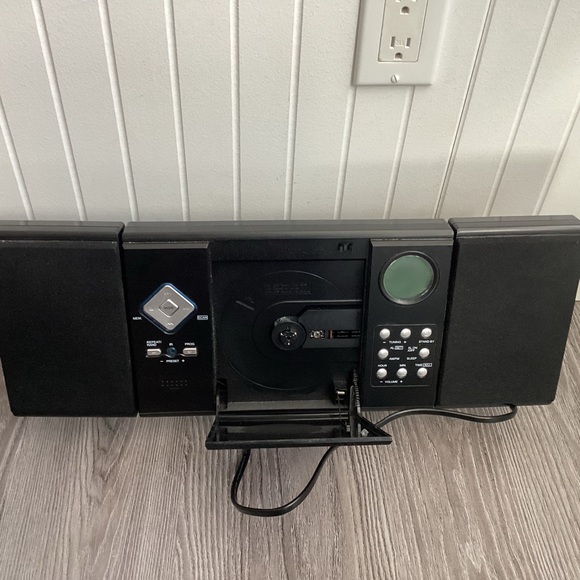 Jensen Wall-Mountable Cd System With Am/Fm Stereo Receiver - Picture 6 of 10